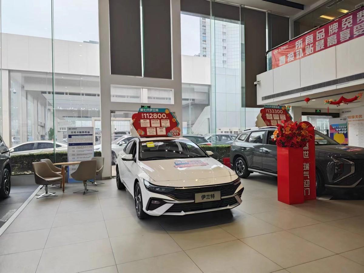 4s店打探热门车型价格 现在是否是购车的最好时机?