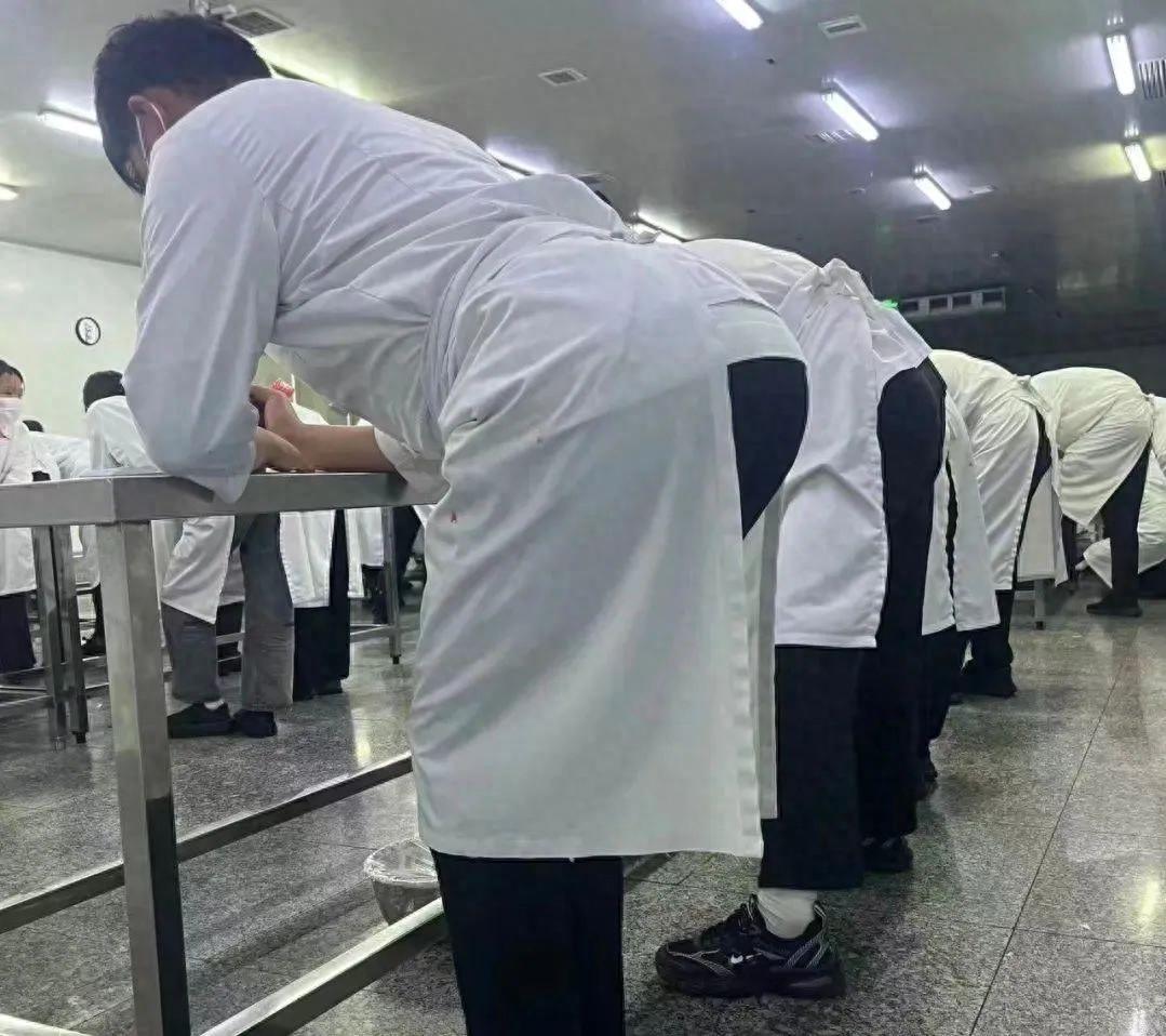 好利来回应要求员工入职前军训