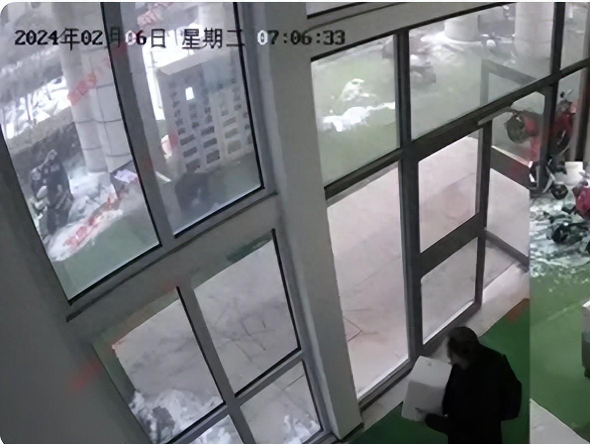 下夜班医生多看一眼救下心梗老人
