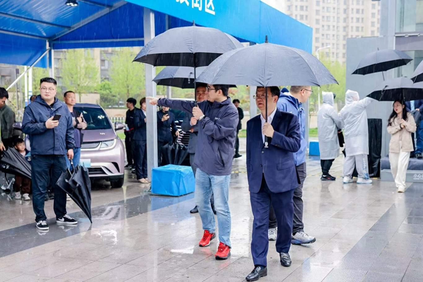 真接地气!比亚迪总裁王传福,冒雨亲自下场县乡去调研!