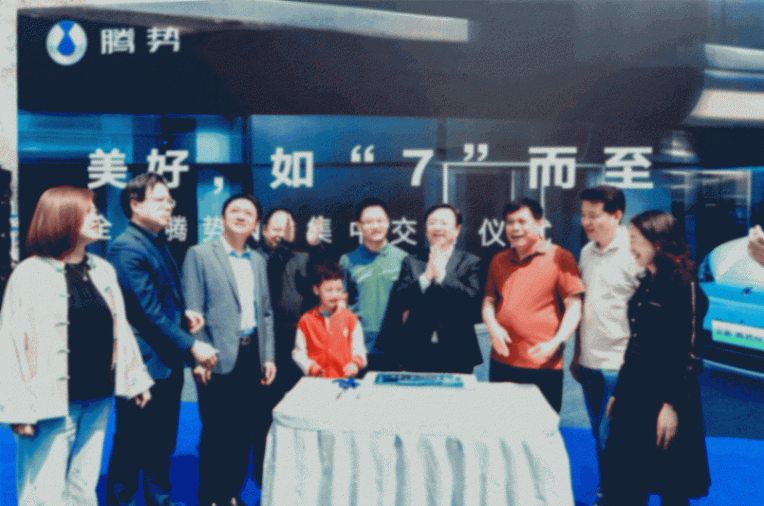 真接地气!比亚迪总裁王传福,冒雨亲自下场县乡去调研!