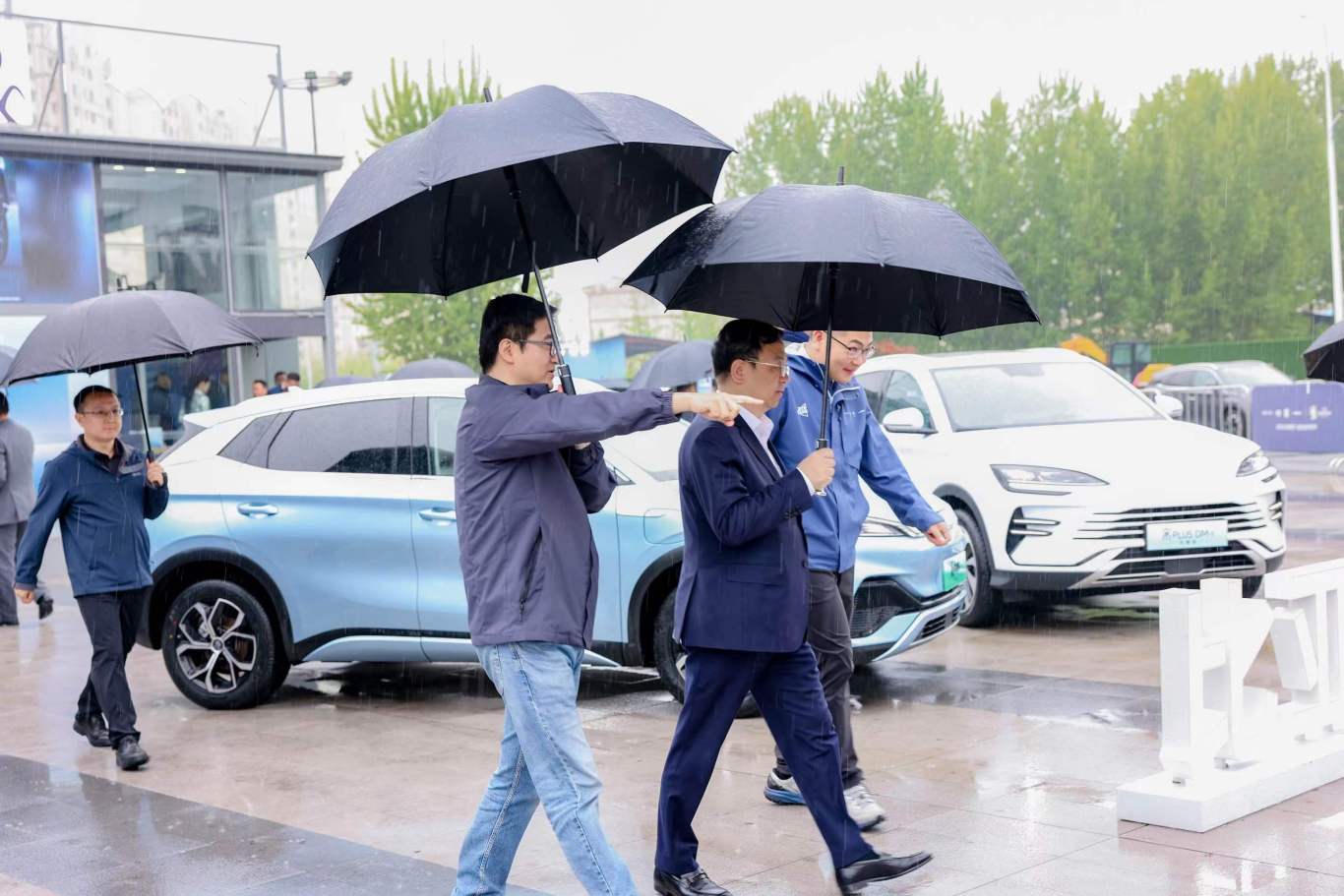 真接地气!比亚迪总裁王传福,冒雨亲自下场县乡去调研!
