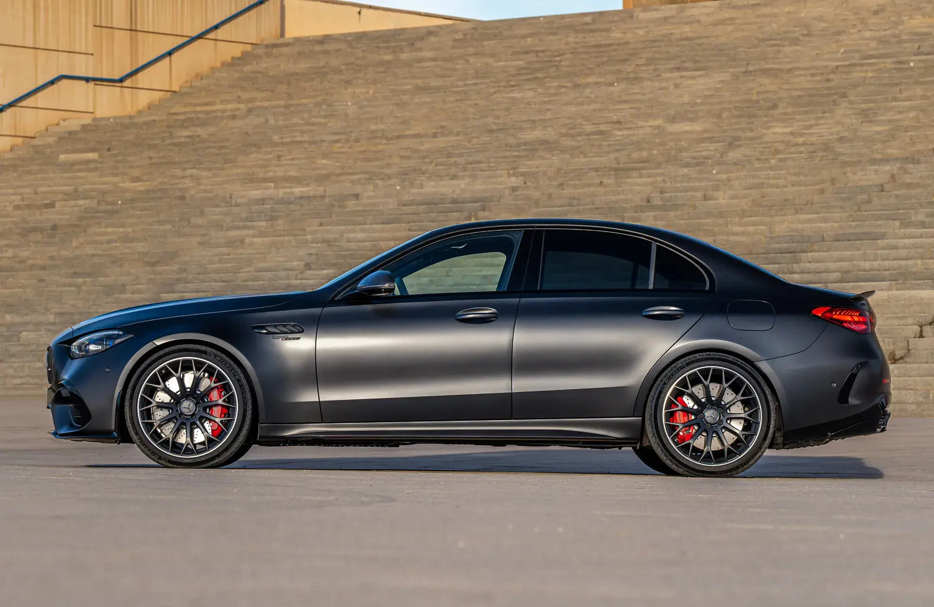 2024款梅赛德斯amg c 63上市,4缸混合动力,售价85050美元起