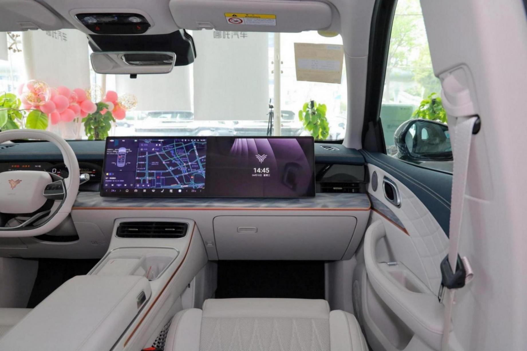 中型大五座suv,自带“冰箱彩电沙发”,哪吒l售12.99万起