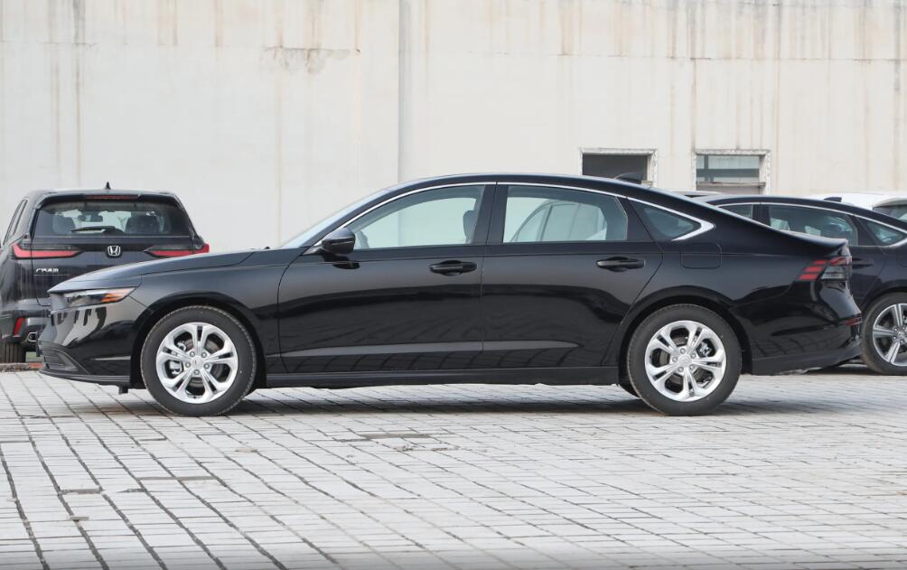 全新雅阁限时补贴2万!1.5t爆发出192匹马力,百公里油耗低至6.6l