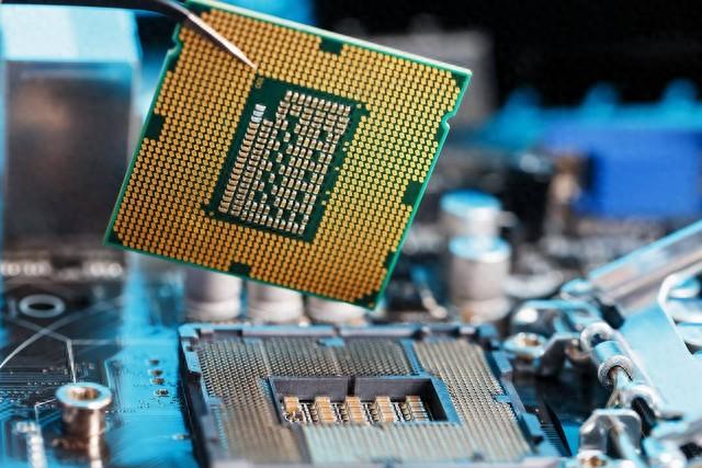 为什么电脑只装一个cpu?难道就不能多装几个吗?