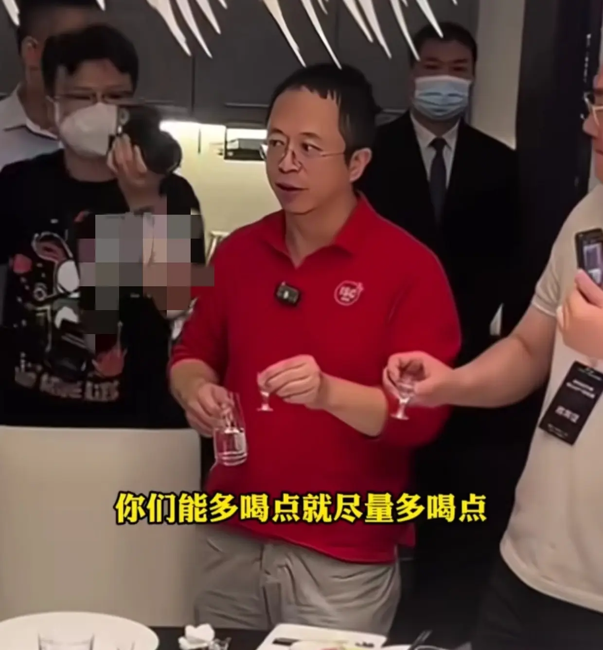 笑死了,卖车当晚,看周鸿祎如何打低端饭局,高情商尽显