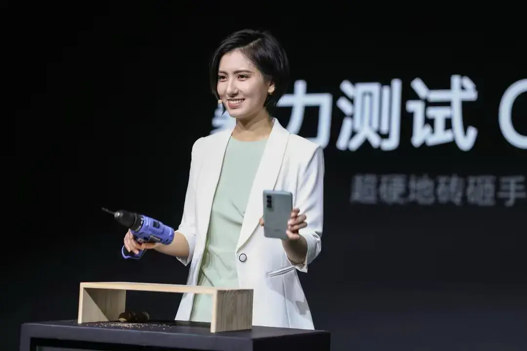 绝了!oppo高跟鞋名场面后续,手机销量激增,网友:我买还不行吗